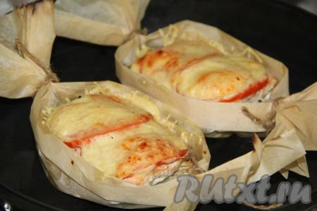 Аккуратно переложить лодочки с филе горбуши и картошкой на противень и поставить в разогретую духовку. Запекать, примерно, 25 минут при температуре  220 градусов.