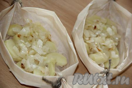Отваренный картофель очистить от кожуры и нарезать тонкими пластинками, выложить в каждую лодочку по 2 картофелины. Лук предварительно очистить и мелко нарезать. Обжарить лук, периодически помешивая, до золотистого цвета на растительном масле, немного остудить. Поверх картофеля выложить жареный лук.