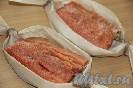 Филе горбуши посолить и поперчить по вкусу с двух сторон. Выложить филе поверх картофеля и лука.