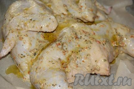Полить оливковым маслом и поставить цыплёнка запекаться в разогретую духовку на 1 час при температуре 200 градусов.