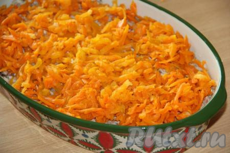 Натереть на крупной тёрке варёную морковку, выложить поверх консервов и разровнять.