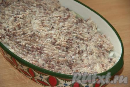 Консервированную рыбку равномерно разложить поверх лука.