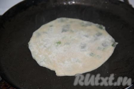 Жарить лепёшки с зелёным луком на сухой сковороде на среднем огне с двух сторон до золотистого цвета.