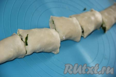 Разрезать каждый из рулетов на 5-6 частей.