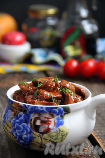 Куриные сердечки, приготовленные с томатной пастой, получились аппетитными, пикантными и очень вкусными. Подать их можно с любым гарниром.