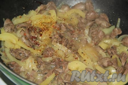Добавить соль и специи по вкусу, перемешать.
