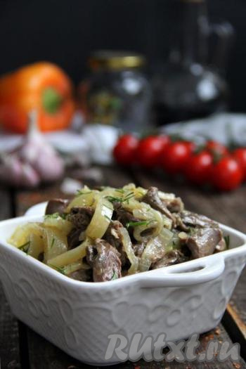 Подать вкусные и сочные куриные сердечки, тушёные с овощами, в горячем виде.