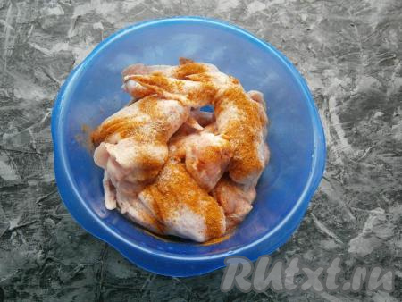 Крылышки посыпать солью и специями для курицы, перемешать.
