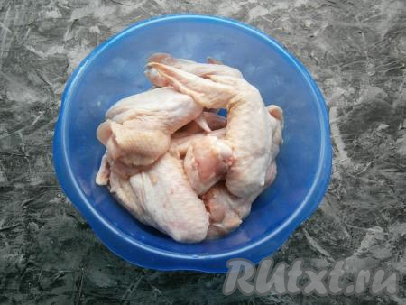Куриные крылья вымыть, обсушить бумажными полотенцами.