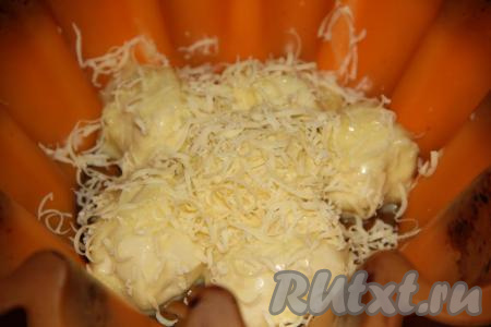 Каждый слой, состоящий из кусочков теста, пересыпать сыром, натёртым на мелкой тёрке.