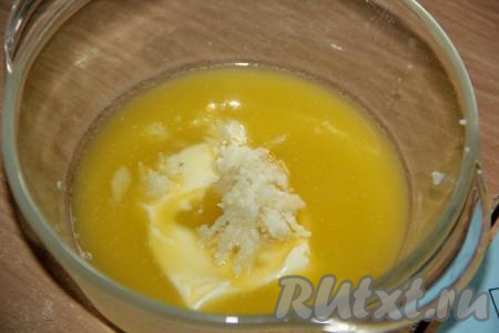 Чеснок очистить и пропустить через пресс. 80 грамм сливочного масла растопить, немного охладить, соединить с чесноком, хорошо перемешать.