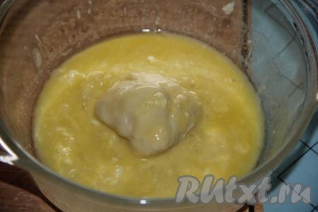 Обмакнуть кусочки теста в чесночное масло.