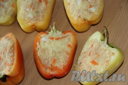 Наполнить половинки болгарских перцев начинкой и хорошо её утрамбовать.