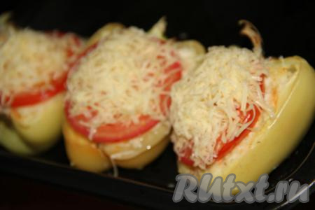 На дно противня налить немного воды. Запекать фаршированные перцы с кускусом и фаршем минут 20 в духовке, разогретой до 200 градусов. Затем достать противень из духовки и посыпать перцы натёртым сыром. Поставить перцы обратно в духовку и запекать ещё 10-15 минут.