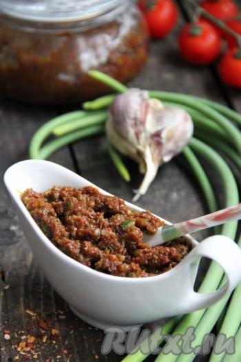 Подать ароматную, в меру острую аджику из чесночных стрелок к мясу, рыбе или, намазав на хлебушек, к первым блюдам. Вкусно и просто!