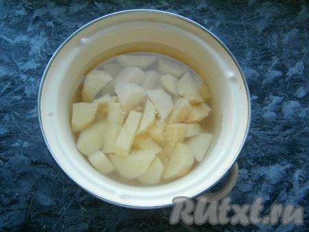Картофель очистить, нарезать кусочками, залить водой.