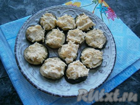 На готовые баклажаны разложить сырную массу.