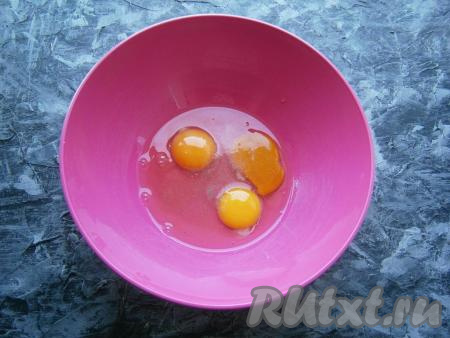 Для приготовления яичного коржа разбить в миску яйца, всыпать щепотку соли.