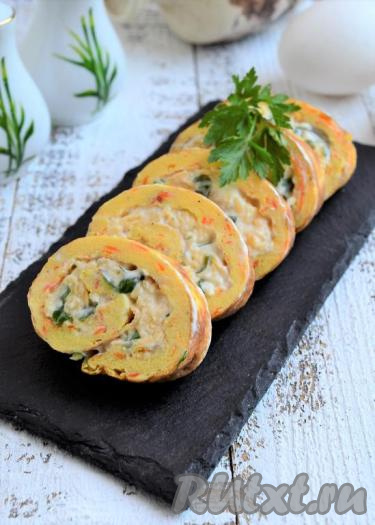 Яичный рулет с сыром и чесноком