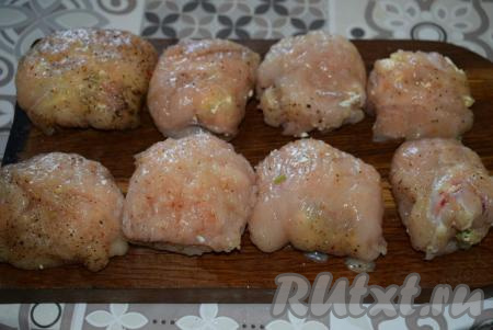 Таким образом подготавливаем все куриные конвертики с сыром.