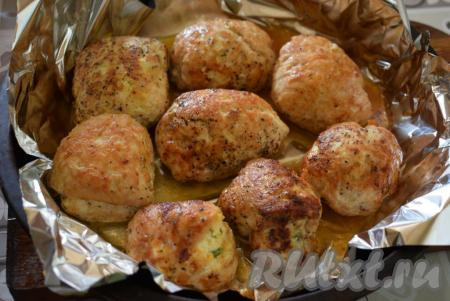 Готовые куриные конвертики с сыром достаём из духовки, они будут аппетитно выглядеть и чудесно пахнуть.