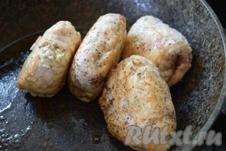 Далее ставим конвертики на бочок и обжариваем до румяной корочки, переворачивая их на все стороны. Куриные конвертики с сыром не должны полностью приготовиться, а лишь схватиться и приобрести румяный цвет.