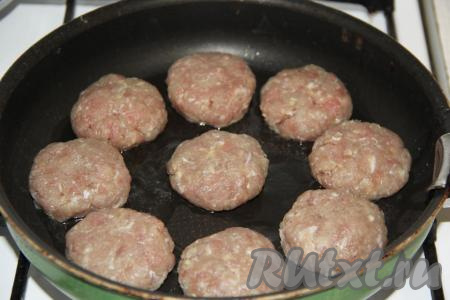 В разогретую сковороду влить немного растительного масла и выложить мясные котлетки.