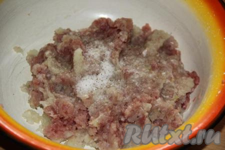Добавить соль и специи по вкусу. Хорошо вымесить фарш и слегка его отбить.