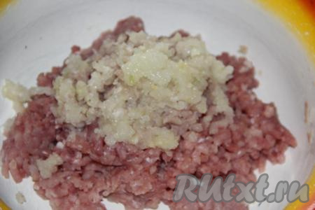 Фарш можно использовать куриный или мясной, у меня фарш из свинины. Лук и чеснок очистить. Лук можно пропустить через мясорубку (или натереть на тёрке), чеснок пропустить через пресс. Добавить в фарш мякоть лука с чесноком, слегка перемешать.