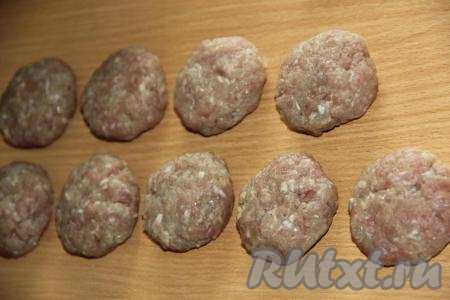 Из полученного фарша сформировать 9 небольших котлет.