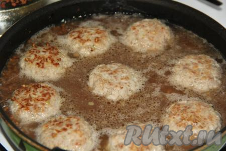 Довести воду до кипения, накрыть сковороду крышкой, убавить огонь и готовить гречневую кашу с котлетами до полного испарения воды. Перемешивать не нужно!