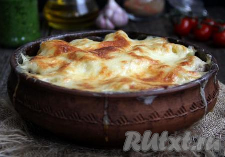 Готовое блюдо достаём из духовки. Картошка с фрикадельками, запечённая под молочным соусом, получается очень аппетитной. Это блюдо и насытит, и порадует прекрасным вкусом, попробуйте! 