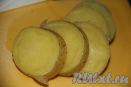Картошку нарезать на кружочки толщиной, примерно, 1-1,5 см.