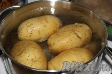 Я использовала молодой картофель и не чистила его от кожуры, но при этом тщательно вымыла клубни. Если вы используете не молодую картошку, тогда очистите её от кожуры. В кастрюле вскипятить воду, выключить огонь и опустить туда клубни картофеля на 10 минут, затем достать.