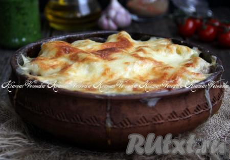 Картошка с фрикадельками под соусом в духовке