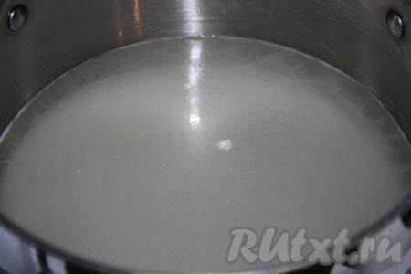 Соединить в кастрюле воду, сахар и лимонную кислоту, отправить на огонь.