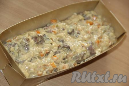 Перемешать тесто с печенью и овощами, выложить в форму, смазанную растительным маслом.