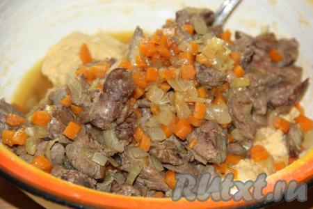 В тесто добавить остывшую куриную печень с луком и морковью.