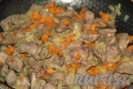 Снять куриную печень, обжаренную с овощами, с огня и слегка остудить.