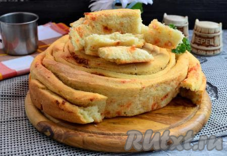 Замечательный, невероятно ароматный и вкусный чесночный хлеб, приготовленный в духовке, не режется, он просто разбирается на полосы. Такой хлебушек станет отличным дополнением к первым блюдам. Хрустящая корочка и ароматный мякиш этого хлеба несомненно придутся вам по вкусу!