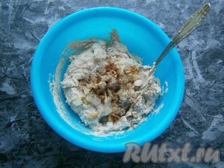 Переложить курино-яичную массу в миску, добавить оставшийся жареный лук, посолить и поперчить по вкусу, тщательно перемешать.