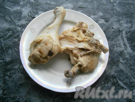 Для приготовления начинки куриное мясо (я брала куриный окорочок) отварить до готовности в подсоленной воде (в течение 40-45 минут), остудить.