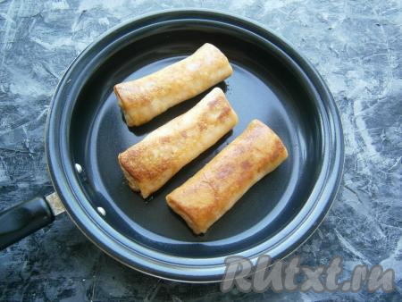Далее блинчики можно заморозить. Свежеприготовленные блины с курицей и яйцами перед подачей можно обжарить на растительном (или сливочном) масле на среднем огне до румяности. Замороженные блинчики перед подачей можно разогреть на сковороде или в микроволновке.