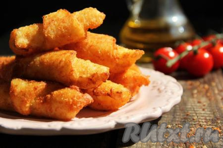 Вот такие красивые и очень вкусные рогалики получились из картофельного теста. Они хороши и в горячем, и в холодном виде. Попробуйте этот удачный рецепт теста из картофельного пюре, из него легко приготовить различную домашнюю выпечку, особенно пирожки.