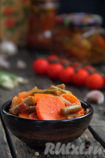 Яркое, очень вкусное, достаточно сытное лечо со стручковой фасолью, приготовленное по этому рецепту, прекрасно разнообразит меню зимой.