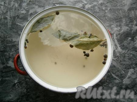 Для приготовления маринада влить в кастрюлю 1 литр воды, всыпать соль и сахар, отправить на огонь и дать закипеть. В закипевший маринад добавить горошины чёрного перца, лавровые листья, бутоны гвоздики, горошины душистого перца, проварить на среднем огне 2-3 минуты, затем влить яблочный уксус, снять с огня.