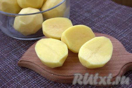 Клубни картофеля вымыть, очистить от кожуры, просушить на бумажном полотенце и разрезать пополам.