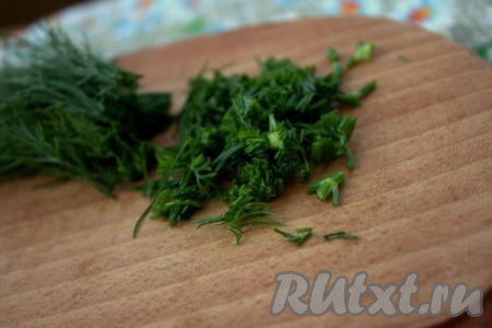 Зелень вымыть, просушить и мелко порубить.