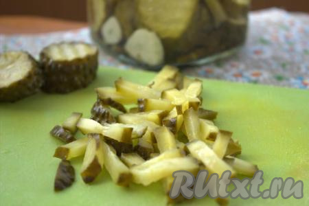 Маринованные огурцы (я использовала огурцы собственного приготовления) нарезать тонкой соломкой.