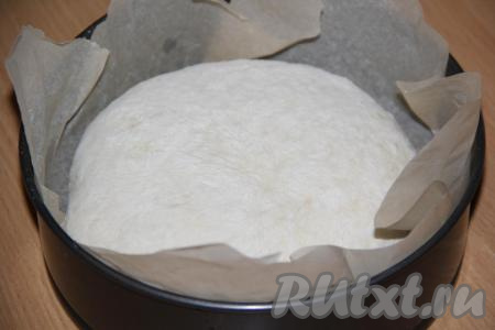 Форму для выпечки (или противень) застелить пергаментом, выложить тесто "узелком" вниз.